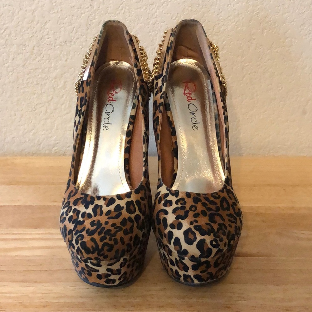 Chained Leopard print pumps
